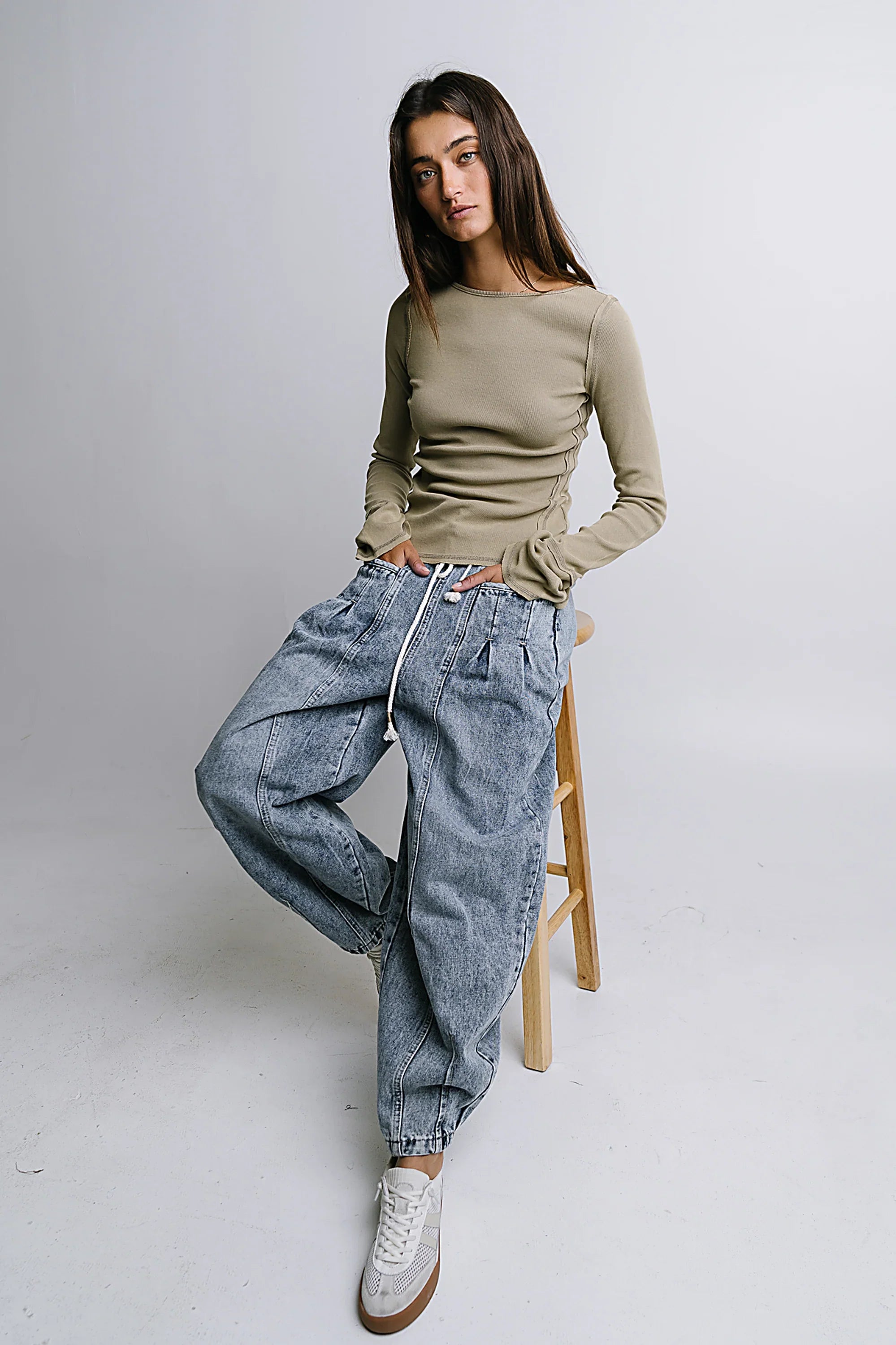 Kamryn Tapered Baggy Jeans in Medium Wash